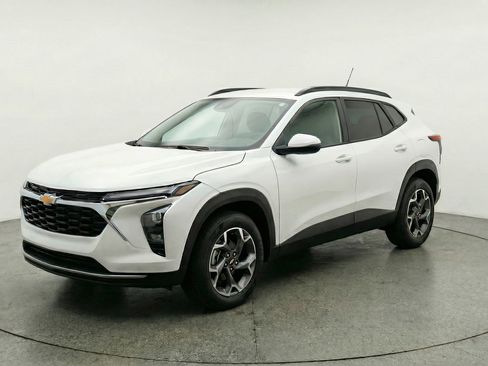 Used 2025 Chevrolet Trax LT w/ LT Convenience Package image 3