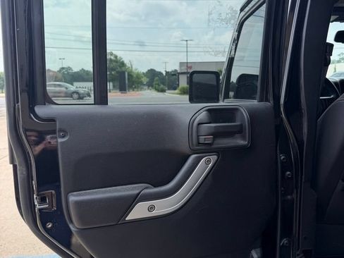 Used 2013 Jeep Wrangler Unlimited Rubicon w/ Connectivity Group AWD/4WD image 8
