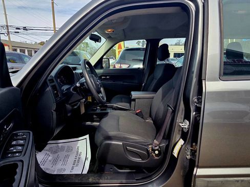 Used 2012 Jeep Liberty Sport image 10