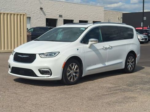 Used 2024 Chrysler Pacifica Pinnacle FWD image 7