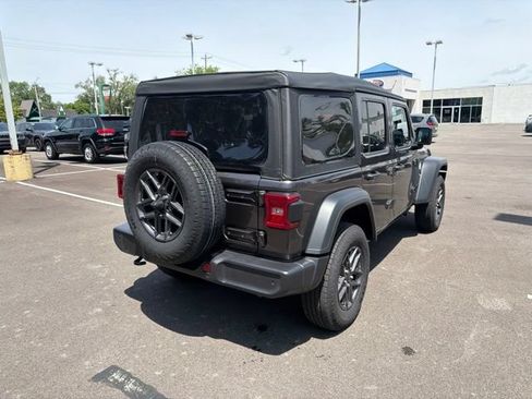 Used 2025 Jeep Wrangler Unlimited Sport AWD/4WD image 4