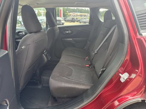Used 2019 Jeep Cherokee Latitude w/ Popular Appearance Group FWD image 25