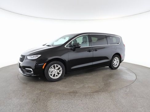 Used 2024 Chrysler Pacifica Touring-L image 3
