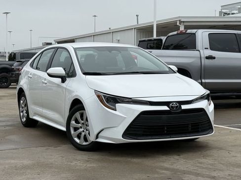 Used 2025 Toyota Corolla LE image 2