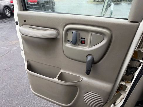 Used 2000 GMC Savana 3500 image 17