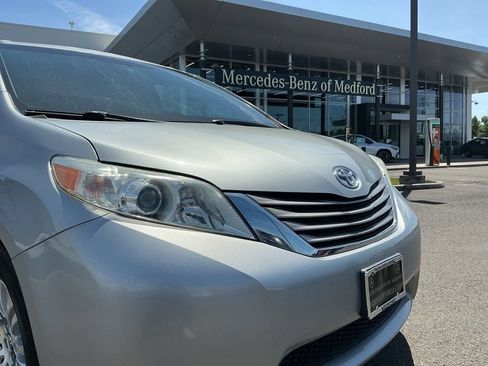 Used 2016 Toyota Sienna XLE w/ XLE Navigation Package FWD image 4