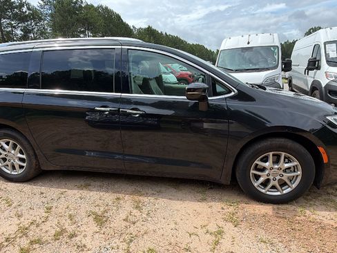 Used 2021 Chrysler Pacifica Touring-L FWD image 7