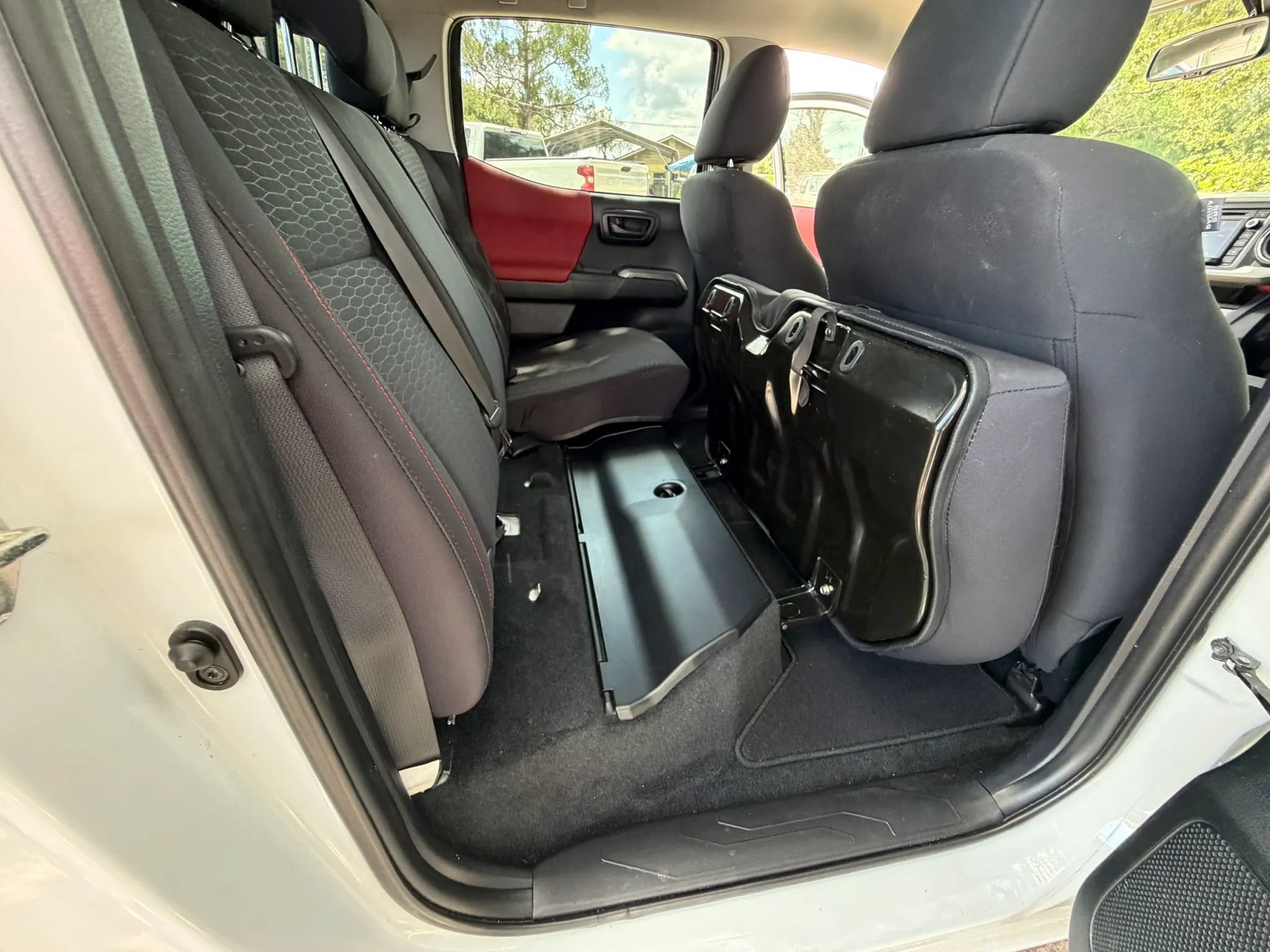 Used 2018 Toyota Tacoma SR5 AWD/4WD image 16