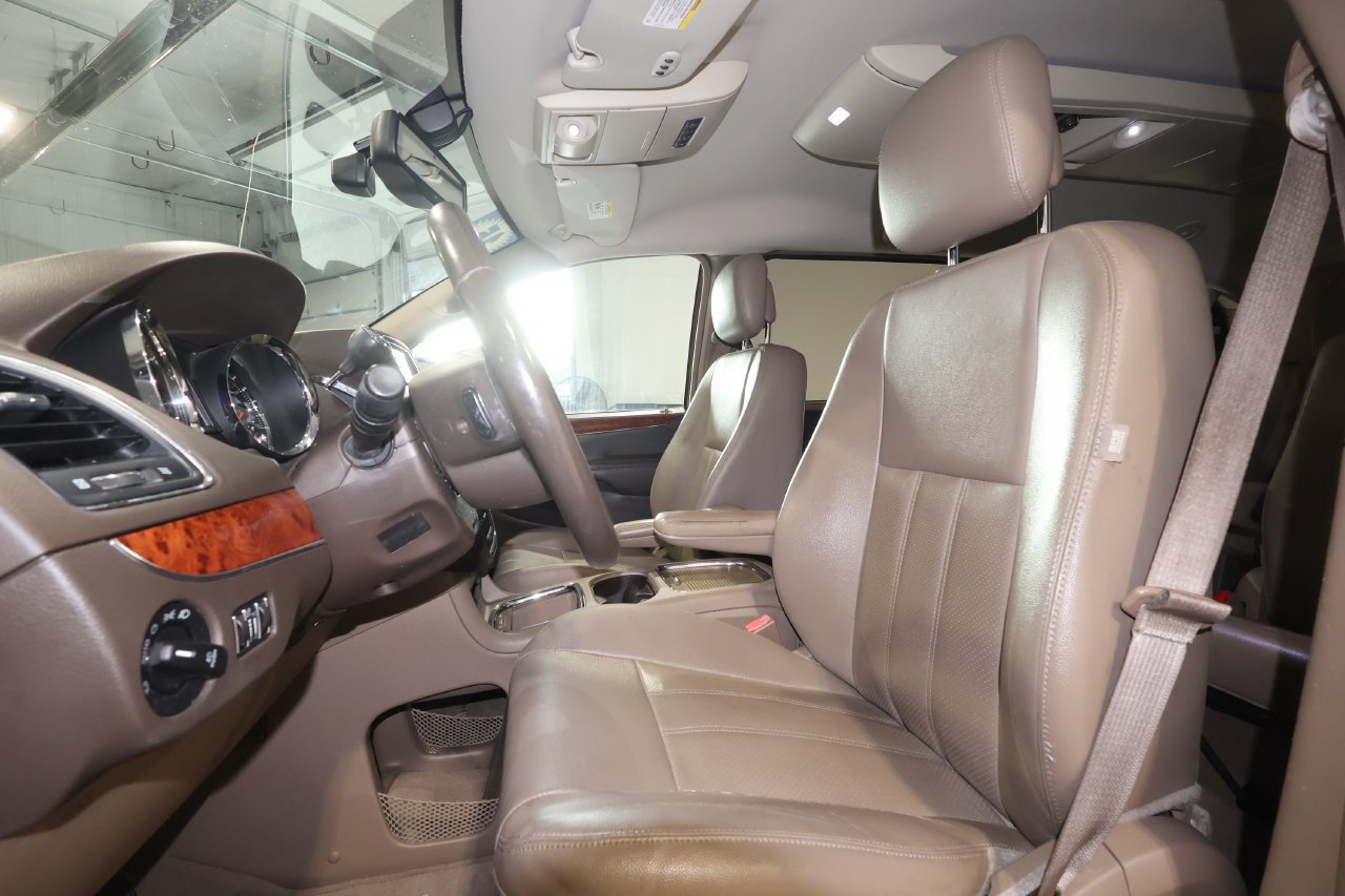 Used 2015 Chrysler Town & Country Touring-L w/ Driver Convenience Group FWD image 13