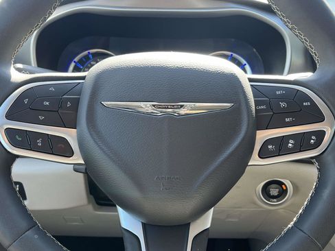 Certified 2023 Chrysler Pacifica Touring-L image 8