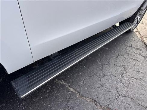 Used 2023 Ford Expedition Limited image 12