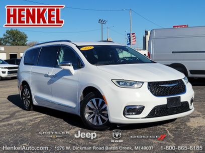 Used 2021 Chrysler Pacifica Limited w/ Uconnect Theater Family Group