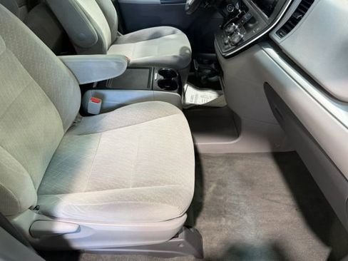 Used 2017 Toyota Sienna LE image 26