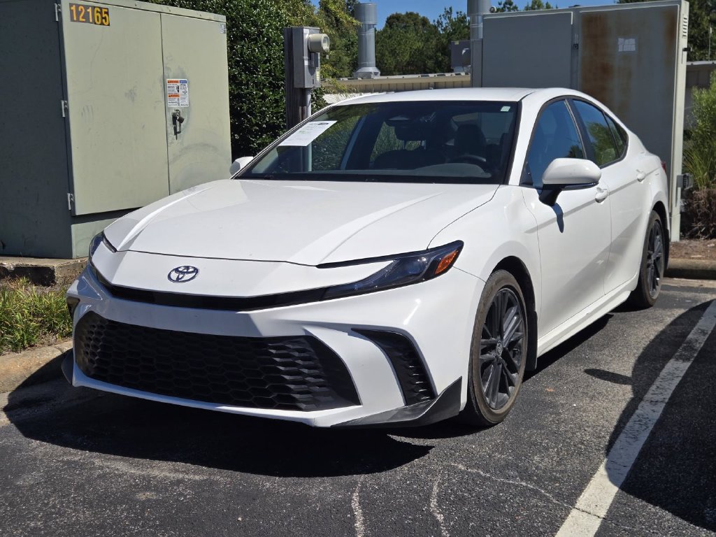 Used 2025 Toyota Camry SE FWD image 4