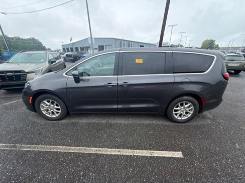 Used 2023 Chrysler Pacifica Touring-L FWD image 8