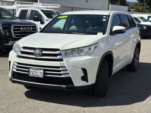 Used 2017 Toyota Highlander LE FWD image 3