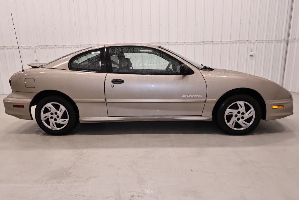 Used 2002 Pontiac Sunfire SE w/ Sun & Sound Pkg FWD image 2