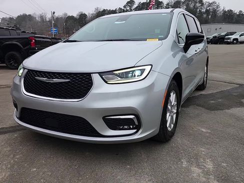 Used 2024 Chrysler Pacifica Touring-L image 12