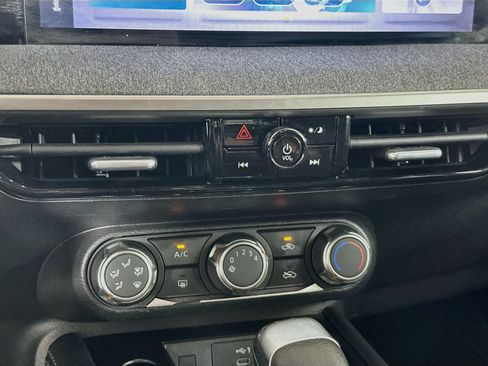 Used 2025 Nissan Kicks SV AWD/4WD image 23