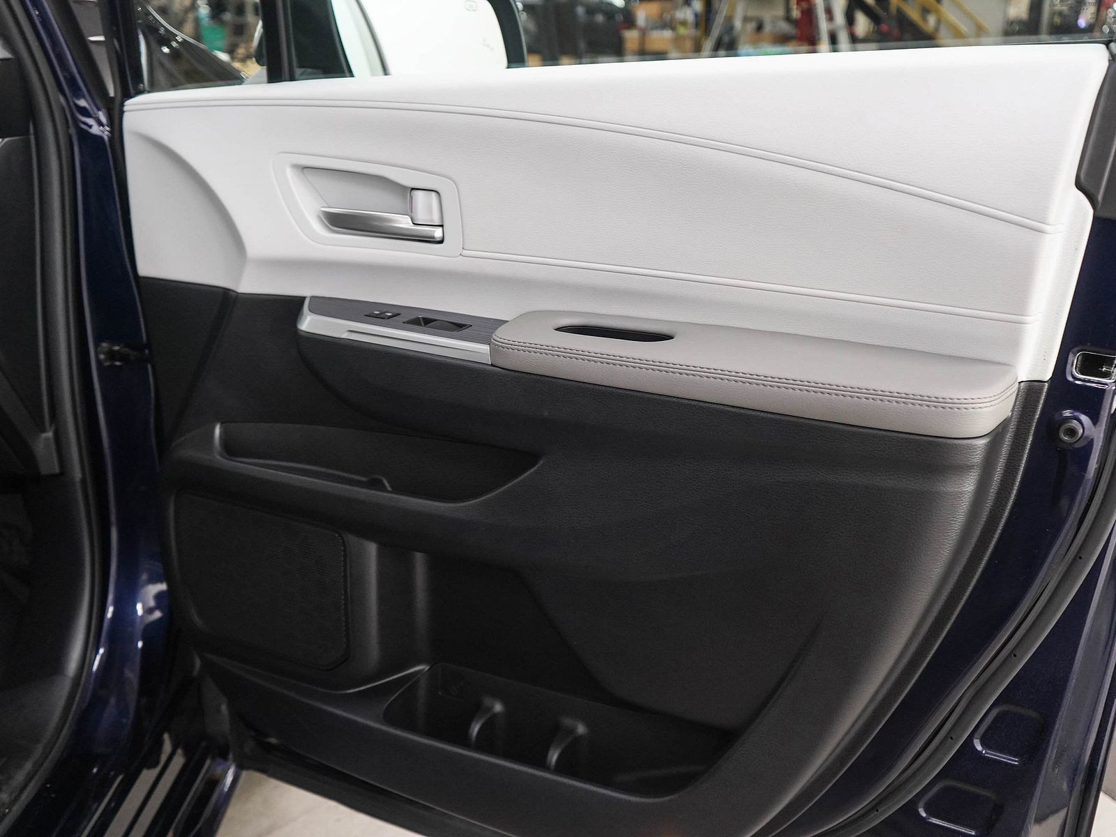 Used 2025 Toyota Sienna XLE w/ XLE Plus Package AWD/4WD image 9