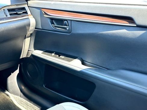 Used 2016 Lexus ES 350 w/ Luxury Package w/Wood Trim image 28