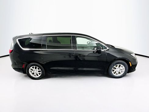 Used 2025 Chrysler Pacifica Select FWD image 10