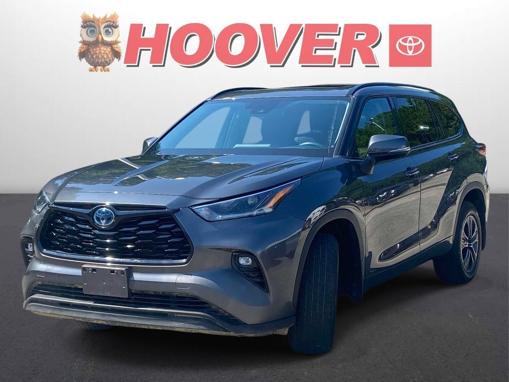 Used 2021 Toyota Highlander XLE AWD/4WD image 5