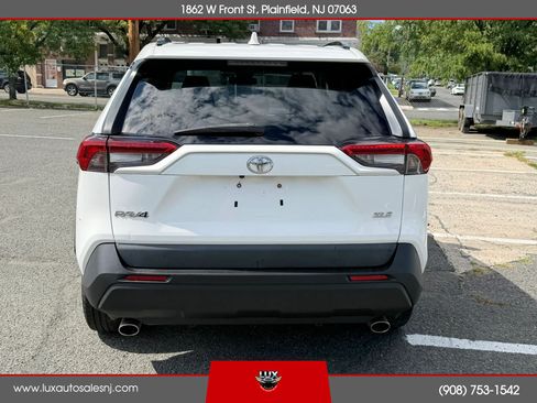 Used 2020 Toyota RAV4 XLE FWD image 5