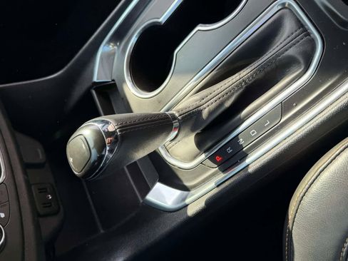 Used 2020 Chevrolet Traverse LT image 25