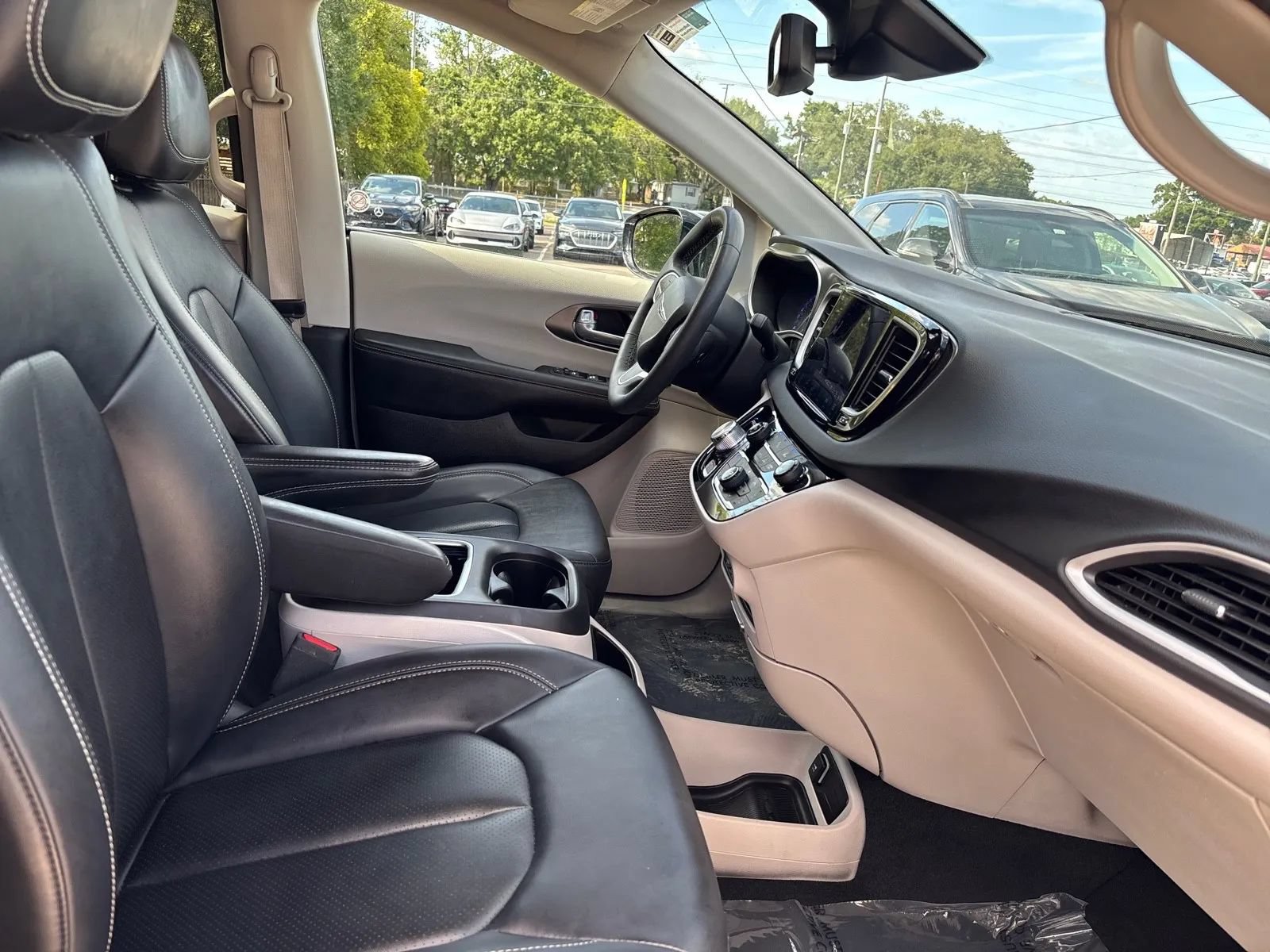 Used 2024 Chrysler Pacifica Touring-L FWD image 13