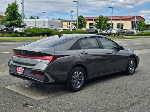 Used 2024 Hyundai Elantra SEL FWD image 5