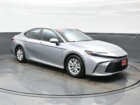 Used 2025 Toyota Camry LE image 8