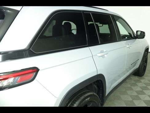 Used 2023 Jeep Grand Cherokee Altitude image 20