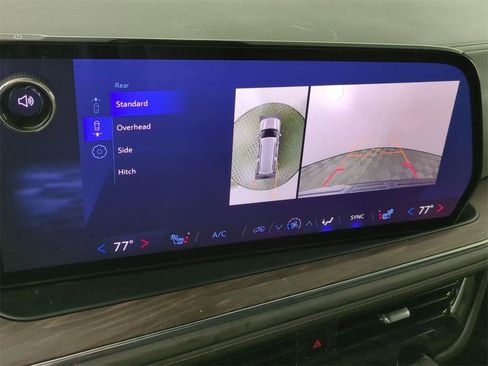 Used 2025 Chevrolet Suburban Z71 image 15