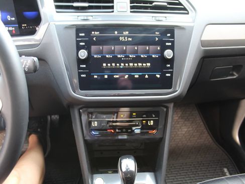 Used 2022 Volkswagen Tiguan SE AWD/4WD image 18