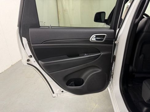 Used 2019 Jeep Grand Cherokee Altitude AWD/4WD image 15
