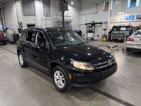 Used 2017 Volkswagen Tiguan S image 3