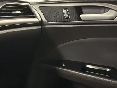 Used 2016 Ford Fusion SE FWD image 16