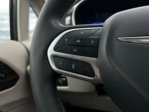 Used 2023 Chrysler Pacifica Limited FWD image 21