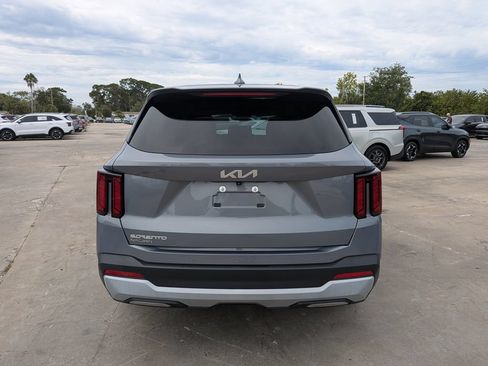 Certified 2024 Kia Sorento LX FWD image 7