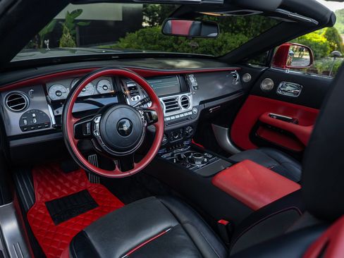 Used 2018 Rolls-Royce Dawn RWD image 9