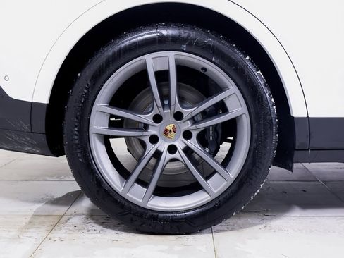 Used 2025 Porsche Cayenne image 22