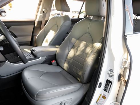 Used 2022 Toyota Highlander XLE image 8