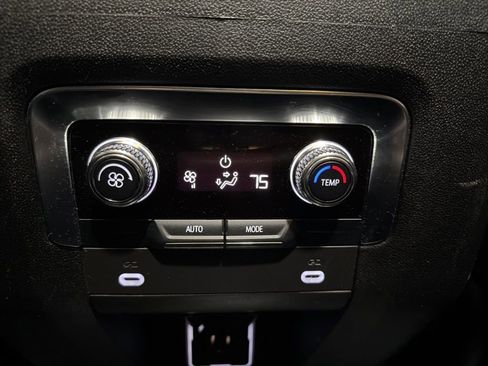 Used 2024 GMC Yukon XL SLT image 30