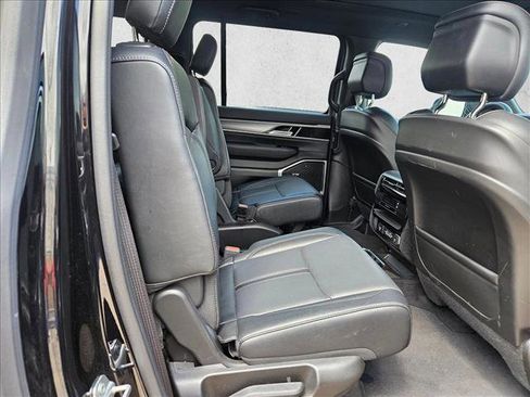 Used 2025 Jeep Wagoneer L Series II w/ Premium Group I image 18