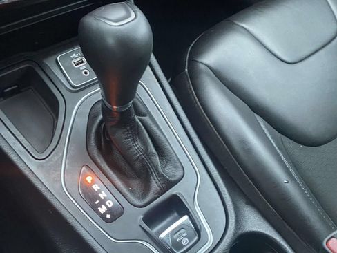 Used 2021 Jeep Cherokee Latitude Plus FWD image 21