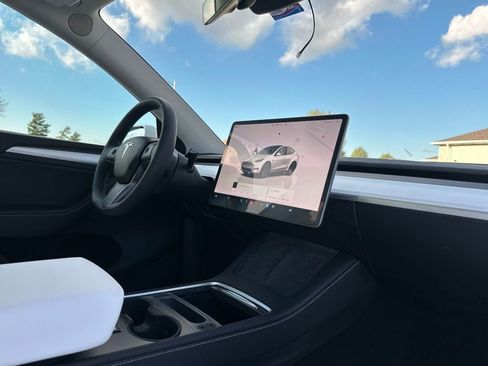 Used 2024 Tesla Model Y Long Range image 24