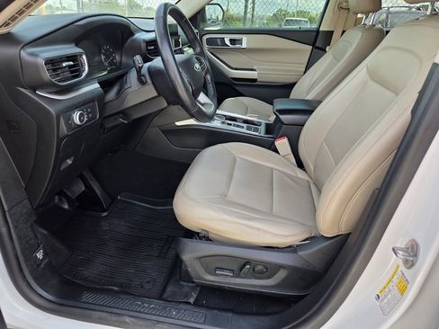 Used 2021 Ford Explorer XLT w/ Equipment Group 202A image 4