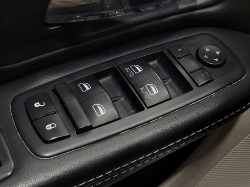 Used 2016 Chrysler Town & Country Touring image 27