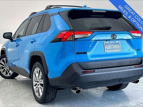 Used 2021 Toyota RAV4 XLE Premium w/ Carpet Mat Package (TMS) image 17